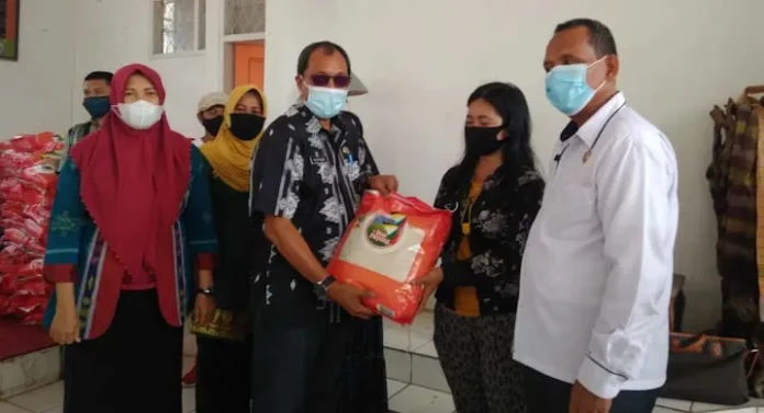Disperindag Sultra Salurkan 500 Paket Sembako di Kolaka