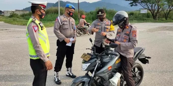 PSX_20201023_185439 13 Anggota Polisi Kolut Terjaring Razia Dokumen Kendaraan Bermotor