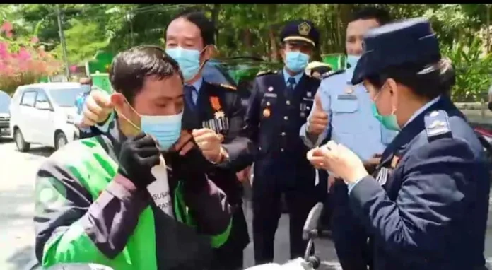 PSX_20201027_223810 Kemenkumham Sultra Turun ke Jalan Bagikan Masker dan Vitamin