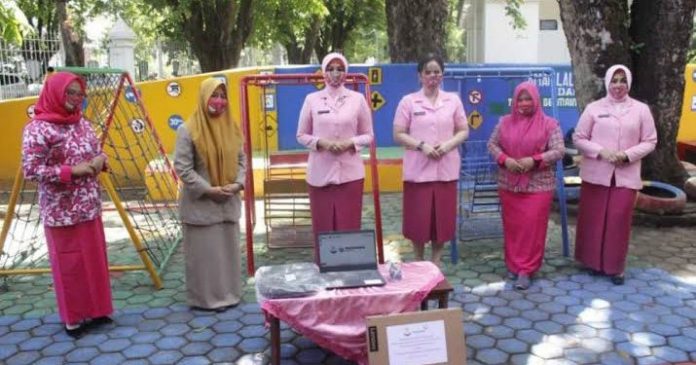 Pertamina Salurkan Bantuan 7 Unit Laptop untuk TK Bhayangkari di Sultra