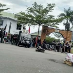 Mahasiswa Tagih Janji Bupati Kolaka Hadirkan BPJN Mahasiswa Tagih Janji Bupati Kolaka Hadirkan BPJN