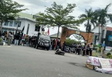 Mahasiswa Tagih Janji Bupati Kolaka Hadirkan BPJN Mahasiswa Tagih Janji Bupati Kolaka Hadirkan BPJN