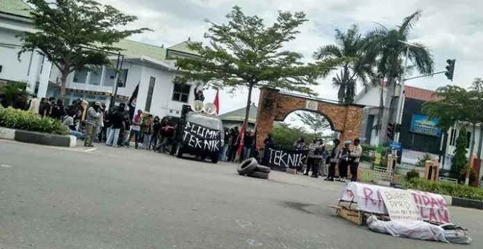 Mahasiswa Tagih Janji Bupati Kolaka Hadirkan BPJN