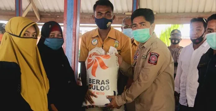 bantuanberasbuton Bupati Buton Salurkan Bantuan Beras ke Peserta PKH
