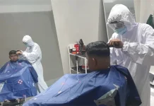 Tukang Cukur di Kendari Pakai APD Layani Pelanggan Tukang Cukur di Kendari Pakai APD Layani Pelanggan