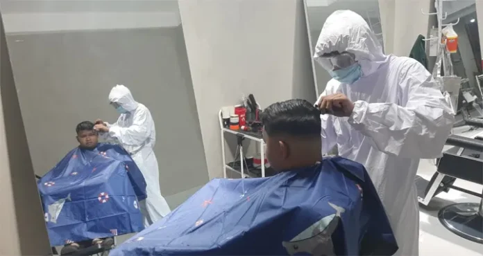 Tukang Cukur di Kendari Pakai APD Layani Pelanggan