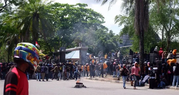 demo 2 Mahasiswa Berhasil Duduki Kantor DPRD Sultra, Ketua DPRD Teriak Revolusi