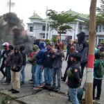Mahasiswa Demo Tuntut Janji Bupati Kolaka Hadirkan BPJN Kendari Mahasiswa Demo Tuntut Janji Bupati Kolaka Hadirkan BPJN Kendari