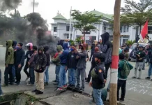 Mahasiswa Demo Tuntut Janji Bupati Kolaka Hadirkan BPJN Kendari Mahasiswa Demo Tuntut Janji Bupati Kolaka Hadirkan BPJN Kendari