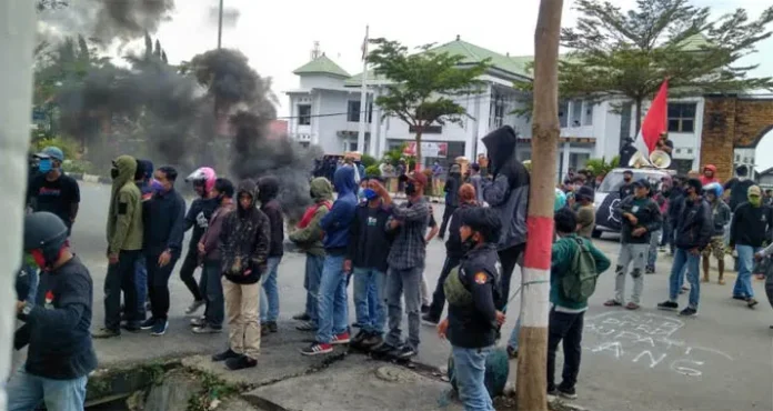 demo 2 Mahasiswa Demo Tuntut Janji Bupati Kolaka Hadirkan BPJN Kendari