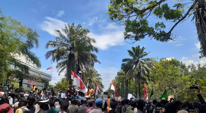 Tolak UU Omnibus Law, Massa Kepung Gedung DPRD Sultra