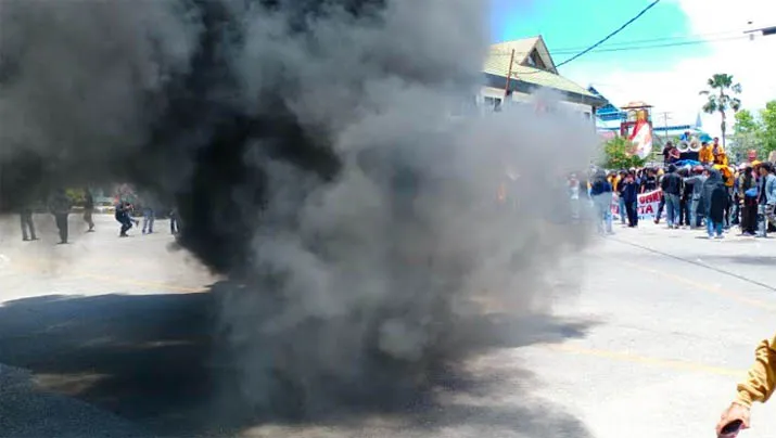 Tolak Omnibus Law, Ribuan Mahasiswa Padati Kawasan Depan Gedung DPRD Sultra