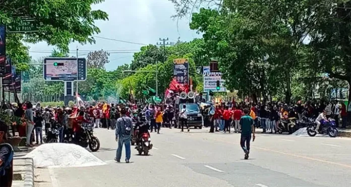demo dprd sultra Tolak Omnibus Law, Ribuan Mahasiswa Padati Kawasan Depan Gedung DPRD Sultra
