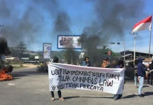 Mahasiswa Gelar Unjuk Rasa di Sejumlah Ruas Jalan Kendari Mahasiswa Gelar Unjuk Rasa di Sejumlah Ruas Jalan Kendari