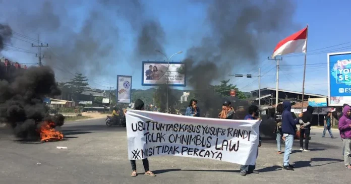 Mahasiswa Gelar Unjuk Rasa di Sejumlah Ruas Jalan Kendari