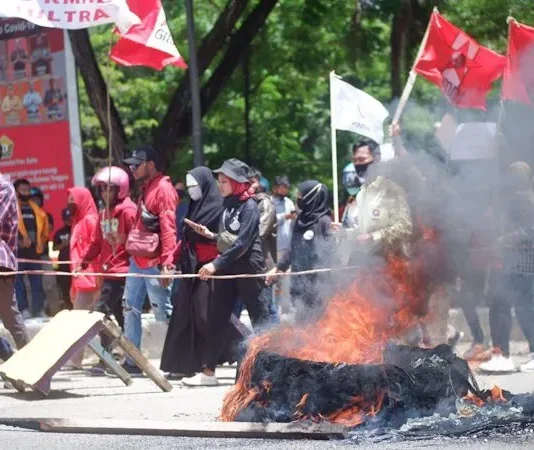 Foto: Demo Menolak UU Omnibus Law di Kendari Foto: Demo Menolak UU Omnibus Law di Kendari