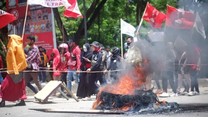 Foto: Demo Menolak UU Omnibus Law di Kendari