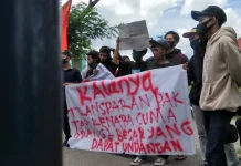 Aksi Tolak Omnibus Law di Kolaka Ricuh Aksi Tolak Omnibus Law di Kolaka Ricuh