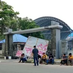 Demo Tolak Omnibus Law, Puluhan Mahasiswa Segel Pintu Masuk DPRD Sultra Demo Tolak Omnibus Law, Puluhan Mahasiswa Segel Pintu Masuk DPRD Sultra