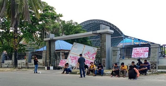 Demo Tolak Omnibus Law, Puluhan Mahasiswa Segel Pintu Masuk DPRD Sultra