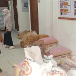 Dinsos Kolut Serahkan Bantuan Sembako Covid-19 kepada Honorer Dinsos Kolut Serahkan Bantuan Sembako Dampak Covid-19 kepada Honorer Setempat