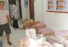 Dinsos Kolut Serahkan Bantuan Sembako Covid-19 kepada Honorer Dinsos Kolut Serahkan Bantuan Sembako Dampak Covid-19 kepada Honorer Setempat