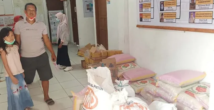 Dinsos Kolut Serahkan Bantuan Sembako Dampak Covid-19 kepada Honorer Setempat