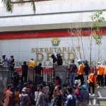 Tolak UU Omnibus Law, Massa Kepung Gedung DPRD Sultra Tolak UU Omnibus Law, Massa Kepung Gedung DPRD Sultra