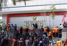 Tolak UU Omnibus Law, Massa Kepung Gedung DPRD Sultra Tolak UU Omnibus Law, Massa Kepung Gedung DPRD Sultra