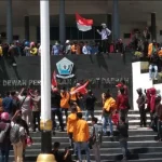 Mahasiswa Berhasil Duduki Kantor DPRD Sultra, Ketua DPRD Teriak Revolusi Mahasiswa Berhasil Duduki Kantor DPRD Sultra, Ketua DPRD Teriak Revolusi