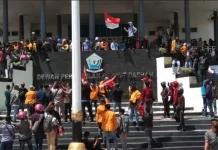 Mahasiswa Berhasil Duduki Kantor DPRD Sultra, Ketua DPRD Teriak Revolusi Mahasiswa Berhasil Duduki Kantor DPRD Sultra, Ketua DPRD Teriak Revolusi
