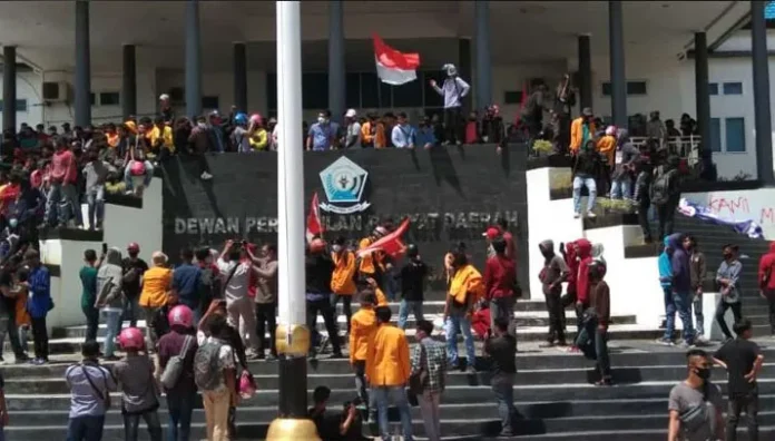 dprd sultra Mahasiswa Berhasil Duduki Kantor DPRD Sultra, Ketua DPRD Teriak Revolusi