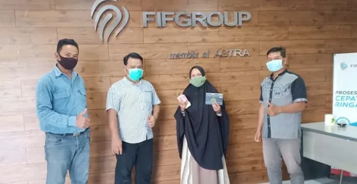 FIFGROUP Pos Punggaluku Serahkan Asuransi Siaga ke Ahli Waris Konsumennya