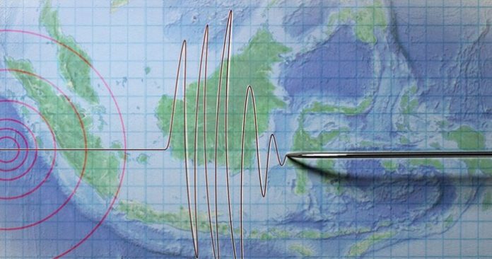 Gempa 5,4 SR Guncang Buton dan Busel, Warga Panik Keluar Rumah