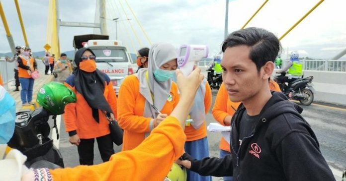 Satgas Covid-19 Tindak Warga Tak Pakai Masker di Jembatan Teluk Kendari