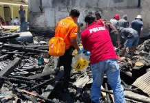 Satu Unit Rumah di Kolaka Ludes Terbakar, Kerugian Ditaksir Ratusan Juta Satu Unit Rumah di Kolaka Ludes Terbakar, Kerugian Ditaksir Ratusan Juta