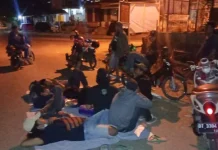 Tolak Kedatangan Jokowi, Mahasiswa Nginap di Pintu Masuk Jembatan Teluk Kendari Tolak Kedatangan Jokowi, Mahasiswa Nginap di Pintu Masuk Jembatan Teluk Kendari