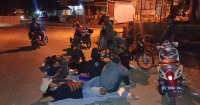 Tolak Kedatangan Jokowi, Mahasiswa Nginap di Pintu Masuk Jembatan Teluk Kendari