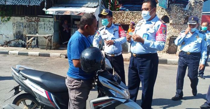 HUT Dharma Kharyadika, Lapas Baubau Bagi Masker dan Hansanitaiser ke Warga