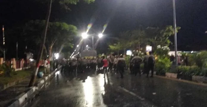 pukulmundur Massa Aksi Demo di Kolaka Bubarkan Diri setelah Dipukul Mundur