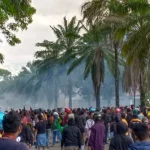 Demo Tolak Omnibus Law Bentrok, Polisi Pukul Mundur Massa Demo Tolak Omnibus Law Bentrok, Polisi Pukul Mundur Massa