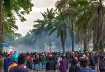 Demo Tolak Omnibus Law Bentrok, Polisi Pukul Mundur Massa Demo Tolak Omnibus Law Bentrok, Polisi Pukul Mundur Massa