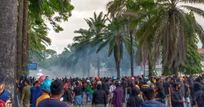 Demo Tolak Omnibus Law Bentrok, Polisi Pukul Mundur Massa