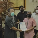 Yakinkan Azhari Maju di Pilkada Buteng 2022, Masyarakat Serahkan Berkas Pernyataan Dukungan Yakinkan Azhari Maju di Pilkada Buteng 2022, Masyarakat Serahkan Berkas Pernyataan Dukungan