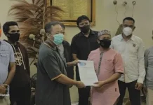 Yakinkan Azhari Maju di Pilkada Buteng 2022, Masyarakat Serahkan Berkas Pernyataan Dukungan Yakinkan Azhari Maju di Pilkada Buteng 2022, Masyarakat Serahkan Berkas Pernyataan Dukungan