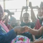 Umar Samiun Sumbang 40 Ton Beras Warga Terdampak Covid-19 di Wakatobi Umar Samiun Sumbang 40 Ton Beras Warga Terdampak Covid-19 di Wakatobi