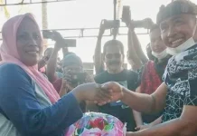 Umar Samiun Sumbang 40 Ton Beras Warga Terdampak Covid-19 di Wakatobi Umar Samiun Sumbang 40 Ton Beras Warga Terdampak Covid-19 di Wakatobi