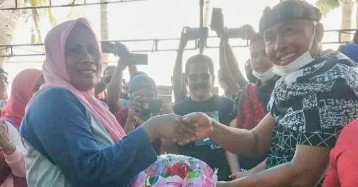 Umar Samiun Sumbang 40 Ton Beras Warga Terdampak Covid-19 di Wakatobi