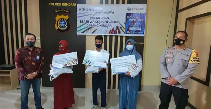 beasiswaceria FIFGROUP Kendari Serahkan Beasiswa Prestasi ke Anak Polisi