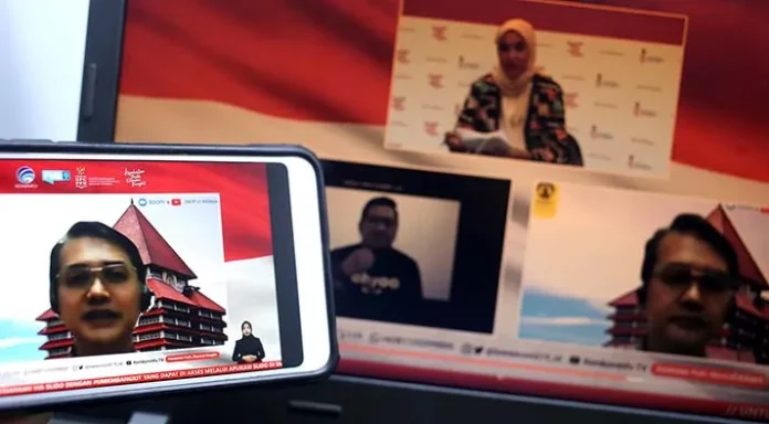 Untuk bertahan di tengah pandemi Covid-19, Usaha Mikro Kecil Menengah (UMKM) harus melakukan digitalisasi